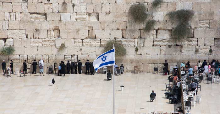 Israelische Fahne vor der Klagemauer