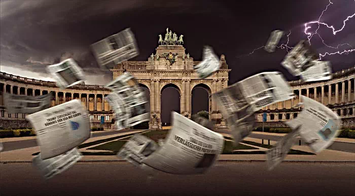 Verwehte Zeitungen vor dem Brandenburger Tor